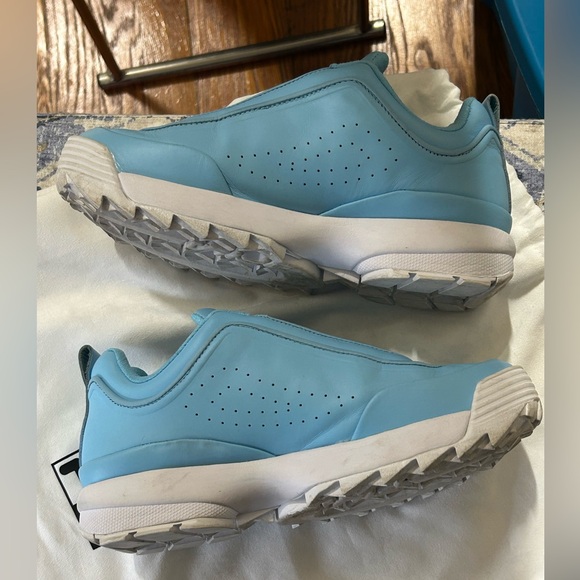 Like new Fila baby blue sneakers / tennis shoes - Picture 7 of 7
